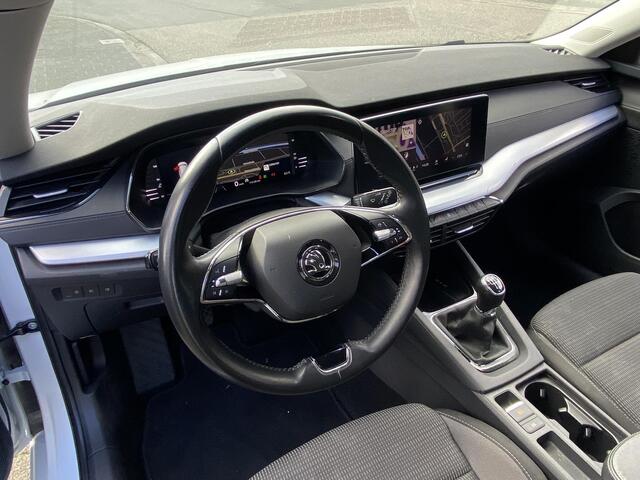 Skoda OCTAVIA Combi 1.0 TSI Business Edition Dec. '20 met o.a. trekhaak, LED, navi, CarPlay, PDC, etc.