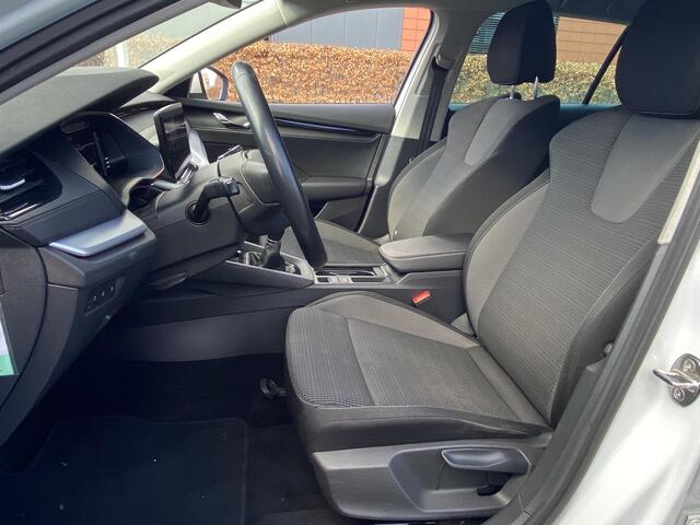 Skoda OCTAVIA Combi 1.0 TSI Business Edition Dec. '20 met o.a. trekhaak, LED, navi, CarPlay, PDC, etc.