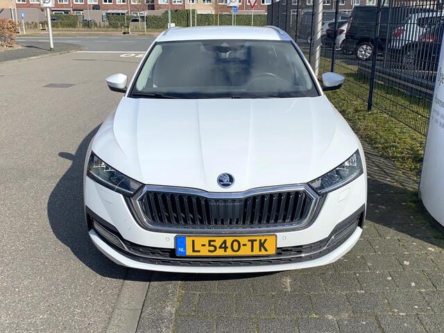 Skoda OCTAVIA Combi 1.0 TSI Business Edition Dec. '20 met o.a. trekhaak, LED, navi, CarPlay, PDC, etc.