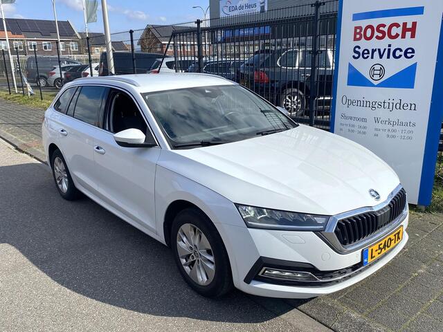 Skoda OCTAVIA Combi 1.0 TSI Business Edition Dec. '20 met o.a. trekhaak, LED, navi, CarPlay, PDC, etc.