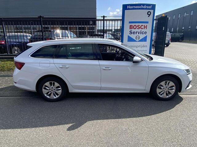 Skoda OCTAVIA Combi 1.0 TSI Business Edition Dec. '20 met o.a. trekhaak, LED, navi, CarPlay, PDC, etc.
