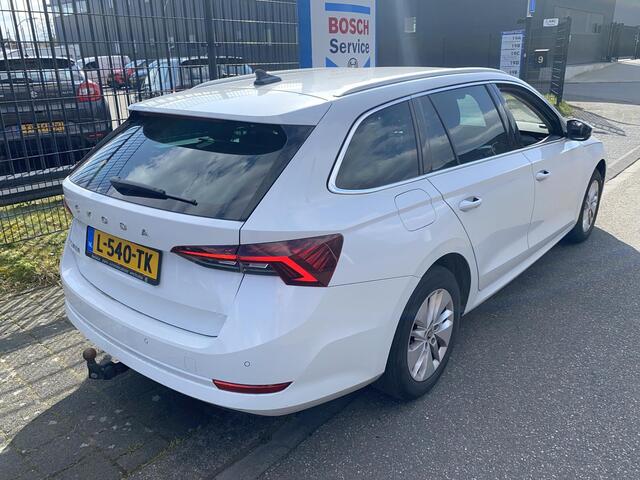 Skoda OCTAVIA Combi 1.0 TSI Business Edition Dec. '20 met o.a. trekhaak, LED, navi, CarPlay, PDC, etc.