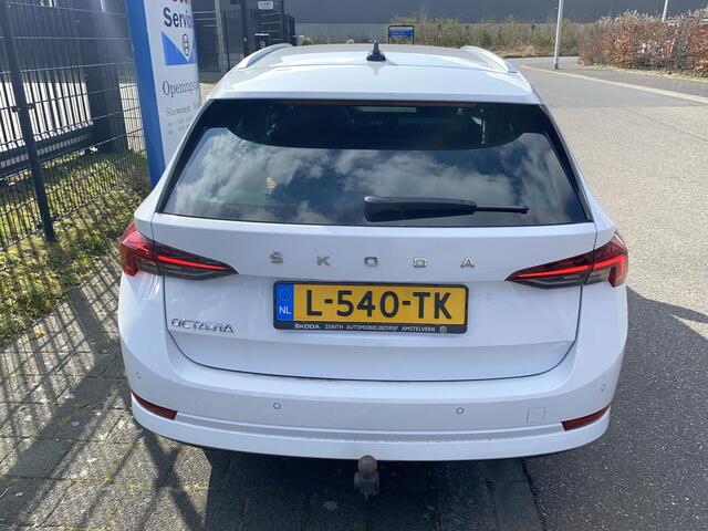 Skoda OCTAVIA Combi 1.0 TSI Business Edition Dec. '20 met o.a. trekhaak, LED, navi, CarPlay, PDC, etc.