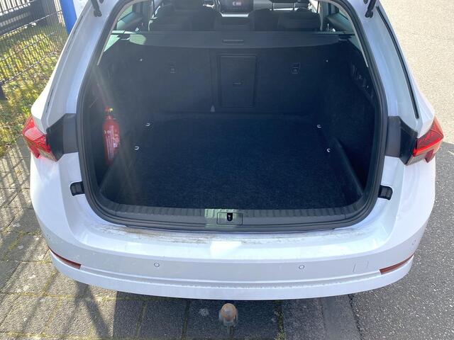 Skoda OCTAVIA Combi 1.0 TSI Business Edition Dec. '20 met o.a. trekhaak, LED, navi, CarPlay, PDC, etc.