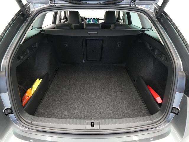 Skoda OCTAVIA Combi 1.5 TSI MHEV Business Edition Navigatie Keyless Privacy Glas Lm Velgen Nieuw Model