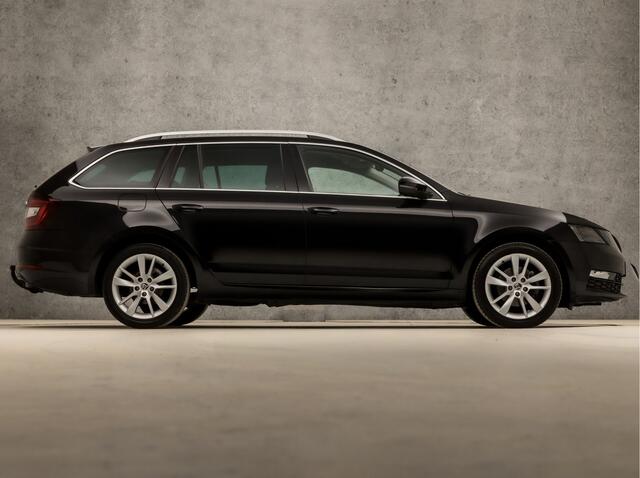 Skoda OCTAVIA Combi 1.0 TSI Greentech Clever Edition Automaat (APPLE CARPLAY, GROOT NAVI, CLIMATE, STOELVERWARMING, LEDER, SPORTSTOELEN, GETINT GLAS, CRUISE, LM VELGEN, NIEUWE APK, NIEUWSTAAT)