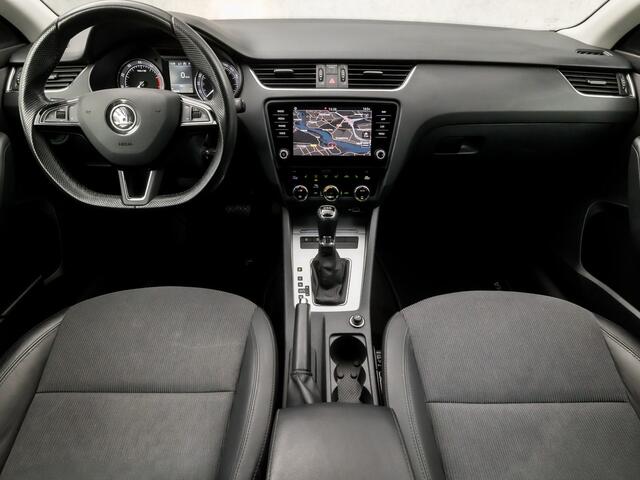 Skoda OCTAVIA Combi 1.0 TSI Greentech Clever Edition Automaat (APPLE CARPLAY, GROOT NAVI, CLIMATE, STOELVERWARMING, LEDER, SPORTSTOELEN, GETINT GLAS, CRUISE, LM VELGEN, NIEUWE APK, NIEUWSTAAT)