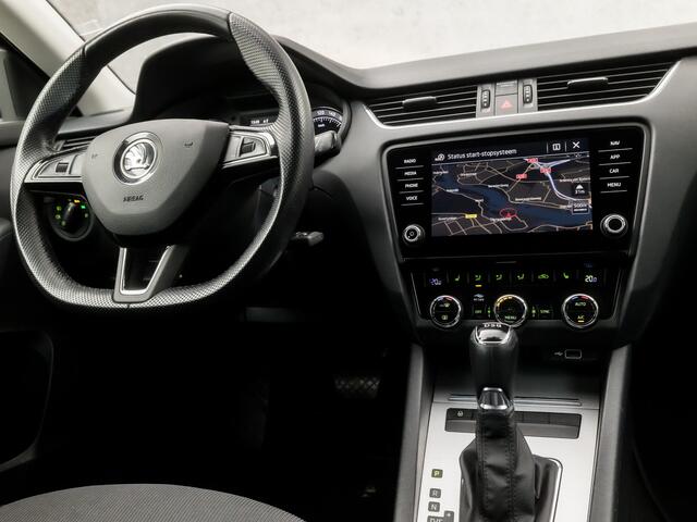 Skoda OCTAVIA Combi 1.0 TSI Greentech Clever Edition Automaat (APPLE CARPLAY, GROOT NAVI, CLIMATE, STOELVERWARMING, LEDER, SPORTSTOELEN, GETINT GLAS, CRUISE, LM VELGEN, NIEUWE APK, NIEUWSTAAT)