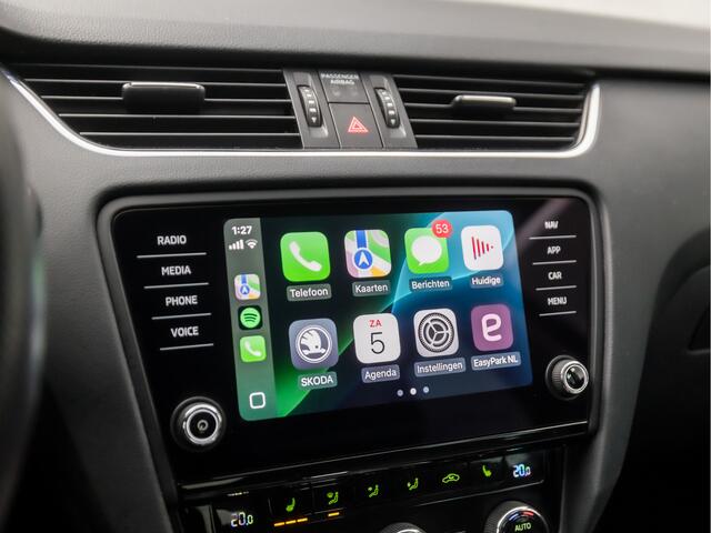Skoda OCTAVIA Combi 1.0 TSI Greentech Clever Edition Automaat (APPLE CARPLAY, GROOT NAVI, CLIMATE, STOELVERWARMING, LEDER, SPORTSTOELEN, GETINT GLAS, CRUISE, LM VELGEN, NIEUWE APK, NIEUWSTAAT)
