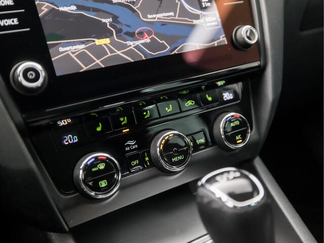 Skoda OCTAVIA Combi 1.0 TSI Greentech Clever Edition Automaat (APPLE CARPLAY, GROOT NAVI, CLIMATE, STOELVERWARMING, LEDER, SPORTSTOELEN, GETINT GLAS, CRUISE, LM VELGEN, NIEUWE APK, NIEUWSTAAT)