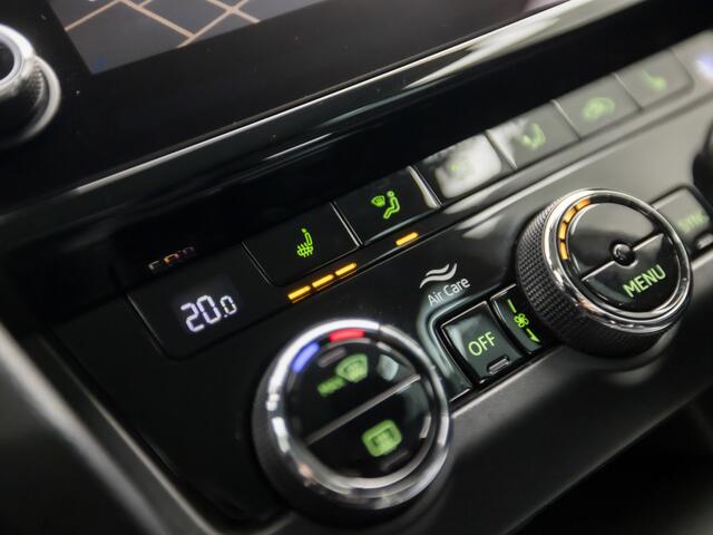 Skoda OCTAVIA Combi 1.0 TSI Greentech Clever Edition Automaat (APPLE CARPLAY, GROOT NAVI, CLIMATE, STOELVERWARMING, LEDER, SPORTSTOELEN, GETINT GLAS, CRUISE, LM VELGEN, NIEUWE APK, NIEUWSTAAT)