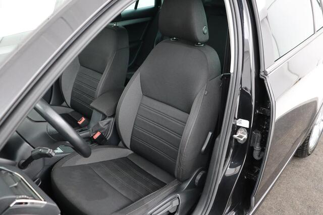 Skoda OCTAVIA 1.6 TDI Ambition | Trekhaak | Carplay | Navigatie | Climate control | PDC | Cruise control | Getint glas