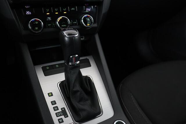 Skoda OCTAVIA 1.6 TDI Ambition | Trekhaak | Carplay | Navigatie | Climate control | PDC | Cruise control | Getint glas