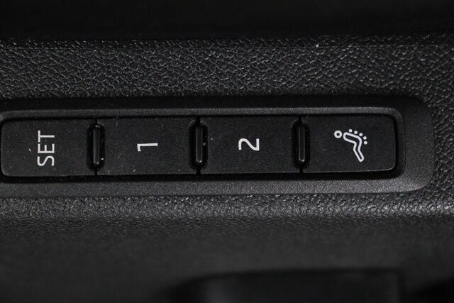 Skoda OCTAVIA 1.4 TSI RS iV PHEV | Head-Up | Stoel & stuurverwarming | Adaptive cruise | Standkachel | Matrix LED | Massage | Alcantara | Camera | Carplay | Memory | Canton Sound | Virtual Cockpit | Side Assist