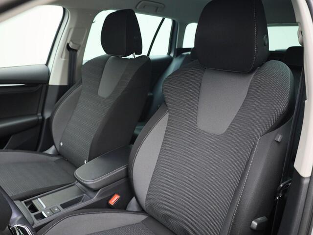 Skoda OCTAVIA Combi 1.0e-TSI/110PK Business Edition DSG · Navigatie · LED · Parkeersensoren · Garantie tot mei 2025 of 100000km
