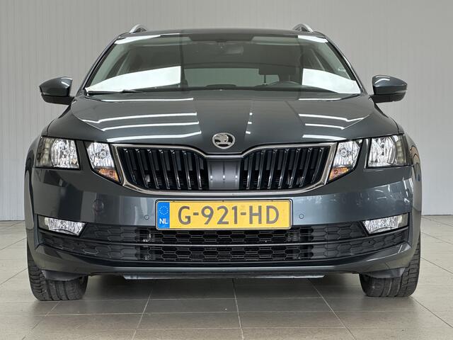 Skoda OCTAVIA Combi 1.0 TSI Greentech Business/ Automaat/ 17'' LMV/ Stoelverw./ Apple + Android/ DAB+/ Navi/ Clima/ Cruise/ Isofix/ Bluetooth/ Multi. LEDER. Stuur/ Mistl./ PDC V+A/ Chroom/ Extra getint glas/ LED Dagrijverl.