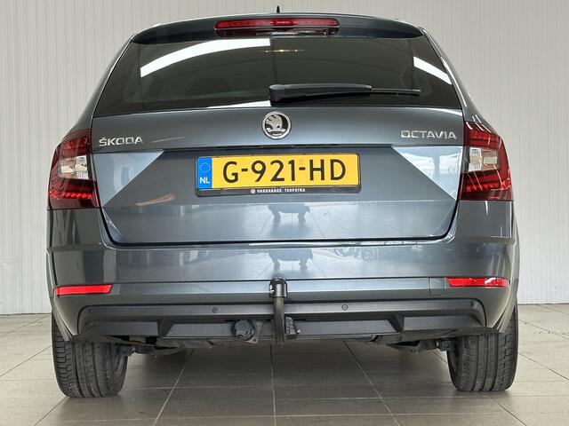 Skoda OCTAVIA Combi 1.0 TSI Greentech Business/ Automaat/ 17'' LMV/ Stoelverw./ Apple + Android/ DAB+/ Navi/ Clima/ Cruise/ Isofix/ Bluetooth/ Multi. LEDER. Stuur/ Mistl./ PDC V+A/ Chroom/ Extra getint glas/ LED Dagrijverl.