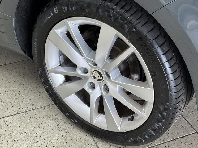 Skoda OCTAVIA Combi 1.0 TSI Greentech Business/ Automaat/ 17'' LMV/ Stoelverw./ Apple + Android/ DAB+/ Navi/ Clima/ Cruise/ Isofix/ Bluetooth/ Multi. LEDER. Stuur/ Mistl./ PDC V+A/ Chroom/ Extra getint glas/ LED Dagrijverl.
