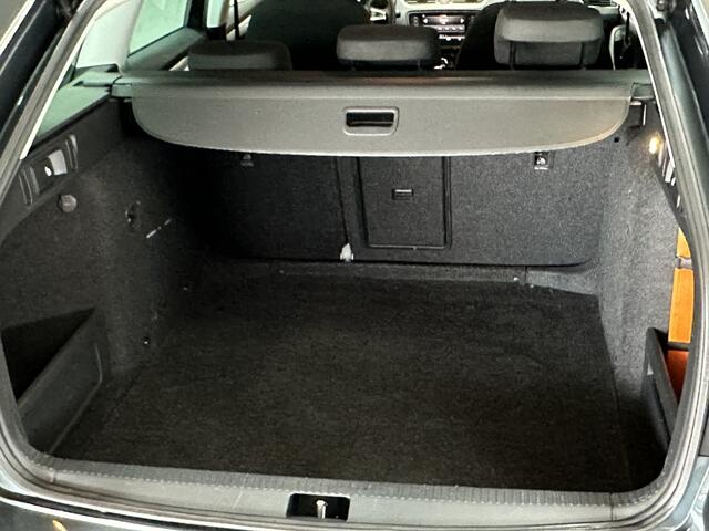 Skoda OCTAVIA Combi 1.0 TSI Greentech Business/ Automaat/ 17'' LMV/ Stoelverw./ Apple + Android/ DAB+/ Navi/ Clima/ Cruise/ Isofix/ Bluetooth/ Multi. LEDER. Stuur/ Mistl./ PDC V+A/ Chroom/ Extra getint glas/ LED Dagrijverl.