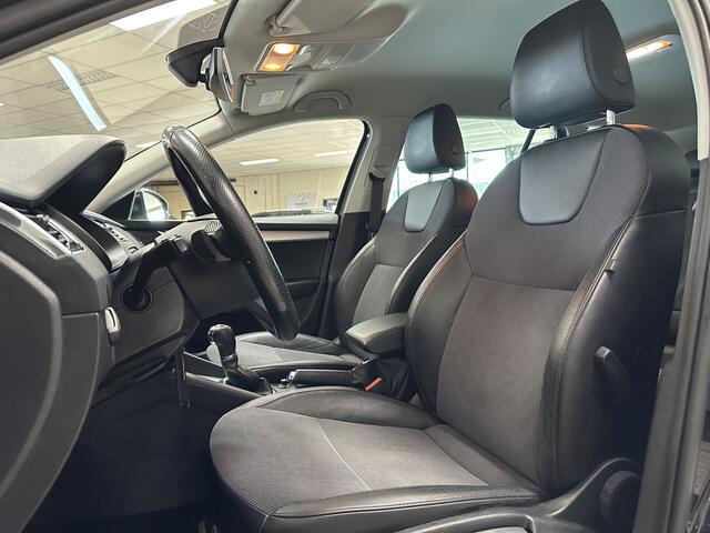 Skoda OCTAVIA Combi 1.5 TSI Greentech Business Edition/ Trekhaak/ Half-Leder/ Apple + Android/ Navi/ Clima/ Cruise/ Elek. pakket/ Isofix/ Stoelverw./ Multi. Sportstuur/ 16'' LMV/ Mistl./ PDC/ Extra getint glas/ Dakrails.