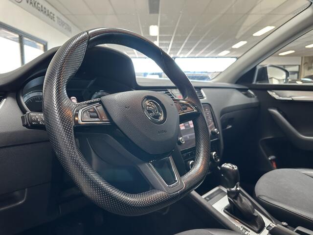 Skoda OCTAVIA Combi 1.5 TSI Greentech Business Edition/ Trekhaak/ Half-Leder/ Apple + Android/ Navi/ Clima/ Cruise/ Elek. pakket/ Isofix/ Stoelverw./ Multi. Sportstuur/ 16'' LMV/ Mistl./ PDC/ Extra getint glas/ Dakrails.