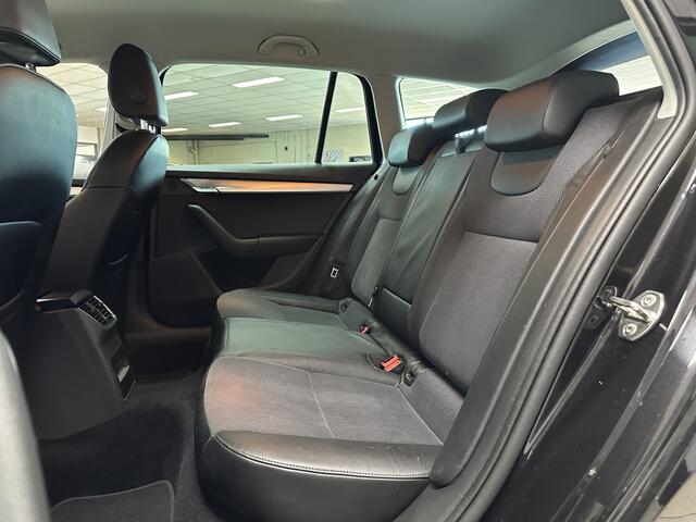 Skoda OCTAVIA Combi 1.5 TSI Greentech Business Edition/ Trekhaak/ Half-Leder/ Apple + Android/ Navi/ Clima/ Cruise/ Elek. pakket/ Isofix/ Stoelverw./ Multi. Sportstuur/ 16'' LMV/ Mistl./ PDC/ Extra getint glas/ Dakrails.