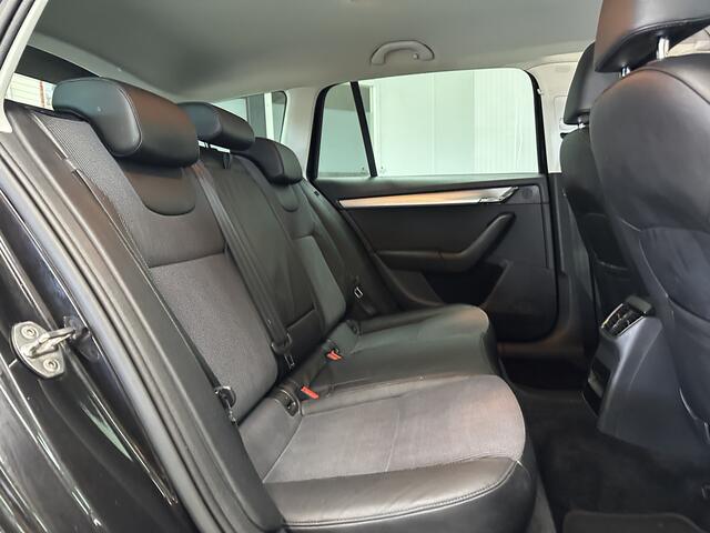 Skoda OCTAVIA Combi 1.5 TSI Greentech Business Edition/ Trekhaak/ Half-Leder/ Apple + Android/ Navi/ Clima/ Cruise/ Elek. pakket/ Isofix/ Stoelverw./ Multi. Sportstuur/ 16'' LMV/ Mistl./ PDC/ Extra getint glas/ Dakrails.