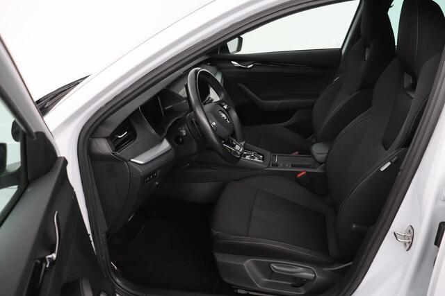 Skoda OCTAVIA 1.0 e-TSI Sport | Carplay | Trekhaak | Sportstoelen | Full LED | Sfeerverlichting | Navigatie | Climate control | Parkeerhulp