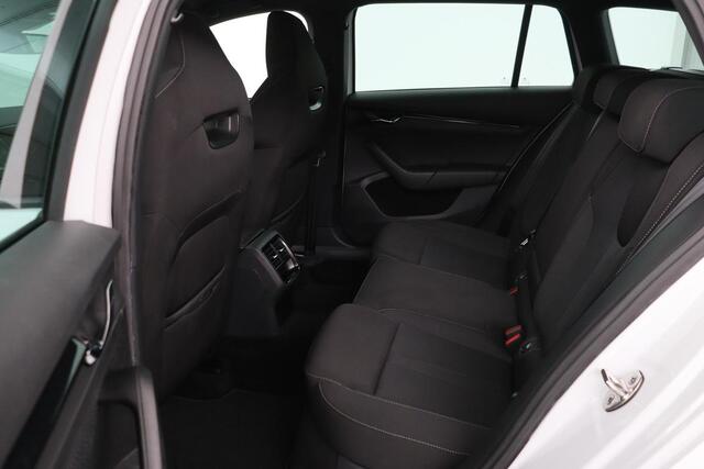 Skoda OCTAVIA 1.0 e-TSI Sport | Carplay | Trekhaak | Sportstoelen | Full LED | Sfeerverlichting | Navigatie | Climate control | Parkeerhulp