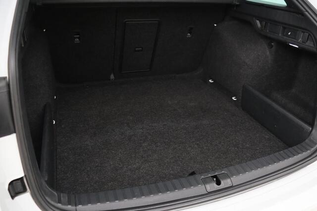 Skoda OCTAVIA 1.0 e-TSI Sport | Carplay | Trekhaak | Sportstoelen | Full LED | Sfeerverlichting | Navigatie | Climate control | Parkeerhulp