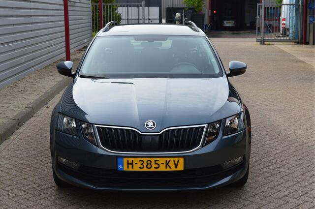 Skoda OCTAVIA Combi 1.5 TSI Greentech Business Edition O.a: Navi, Cruise, Trekhaak, Carplay, Camera, Etc... Rijklaar! All-in prijs!