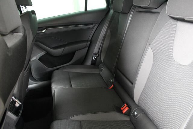 Skoda OCTAVIA Combi 1.0 e-TSI Business Edition Navigatie | 17" Velgen | Cruise Control | Led | El. achterklep