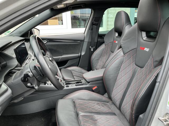 Skoda OCTAVIA Combi 1.4 TSI RS iV PHEV / AUTOMAAT/ PANO/ DIGITAL DASH/ KEYLESS/ NAVI/ SMART LINK/ ADAPT. CRUISE/ MATRIX/ ELEKTR. STOELEN/ PARK. SENSOREN/ RIJ-MODI/ HEAD-UP DISPLAY
