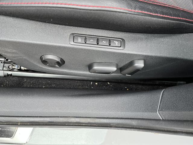 Skoda OCTAVIA Combi 1.4 TSI RS iV PHEV / AUTOMAAT/ PANO/ DIGITAL DASH/ KEYLESS/ NAVI/ SMART LINK/ ADAPT. CRUISE/ MATRIX/ ELEKTR. STOELEN/ PARK. SENSOREN/ RIJ-MODI/ HEAD-UP DISPLAY