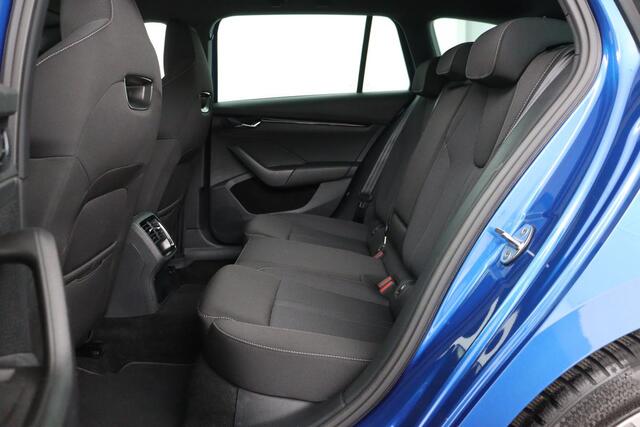 Skoda OCTAVIA 1.0 e-TSI Sport | Carplay | Full LED | Navigatie | Sfeerverlichting | DAB | Sportstoelen | Climate control | Parkeerhulp