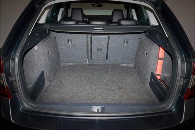 Skoda OCTAVIA Combi 1.6TDI Dsg EDITION FACE LIFT 1\2 LEDER | CLIMA | NAVI GROOT |