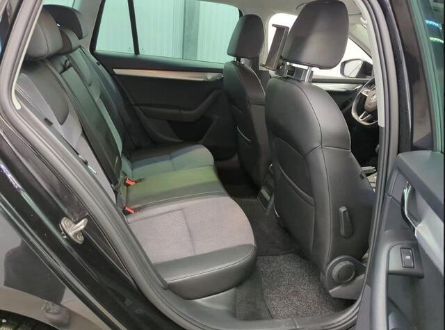 Skoda OCTAVIA Combi 1.6 TDI Automaat 116PK Greentech Clever Edition / Trekhaak / Airco-ecc./ 1/2 Leder / Stoelverwarming /