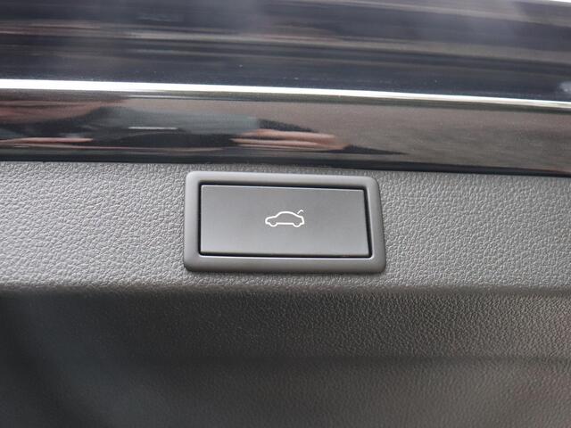 Skoda OCTAVIA Combi 1.4 TSI RS iV PHEV 245pk | Head-Up Display | Canton | Verwarmbaar voorruit | Elektrische achterklep |
