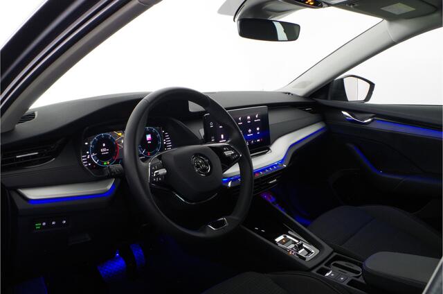 Skoda OCTAVIA Combi 1.0 e-TSI Ambition > Trekhaak/Camera/Sfeerverlichting/Stoelverwarming...