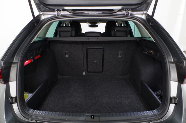 Skoda OCTAVIA Combi 1.0 e-TSI Ambition > Trekhaak/Camera/Sfeerverlichting/Stoelverwarming...