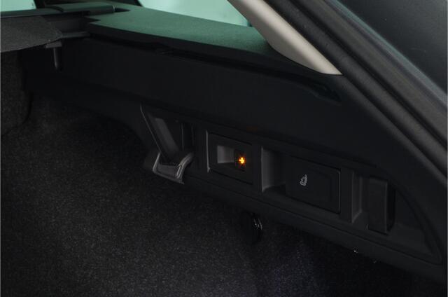 Skoda OCTAVIA Combi 1.0 e-TSI Ambition > Trekhaak/Camera/Sfeerverlichting/Stoelverwarming...