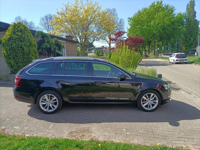 Skoda OCTAVIA COMBI 1.0 TSI Style Business Leder/DSG/Navi/Trekh