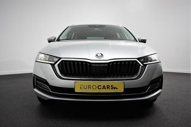Skoda OCTAVIA Combi 1.5 e-TSI DSG Style Navigatie Climatic Control Parkeer Sensoren + Camera DAB Cruise control Lichtmetalen Velgen Keyless
