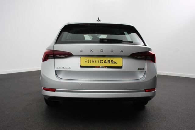 Skoda OCTAVIA Combi 1.5 e-TSI DSG Style Navigatie Climatic Control Parkeer Sensoren + Camera DAB Cruise control Lichtmetalen Velgen Keyless