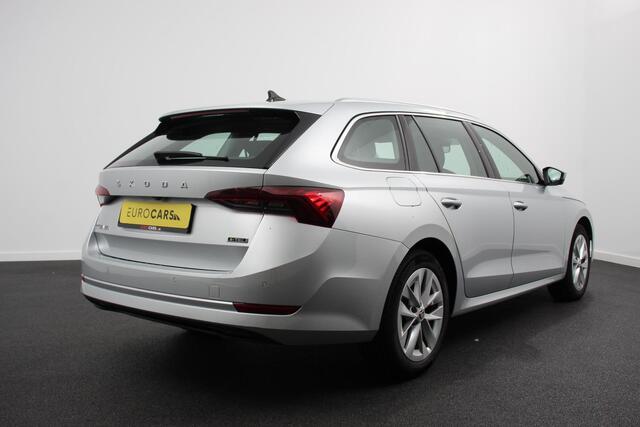 Skoda OCTAVIA Combi 1.5 e-TSI DSG Style Navigatie Climatic Control Parkeer Sensoren + Camera DAB Cruise control Lichtmetalen Velgen Keyless