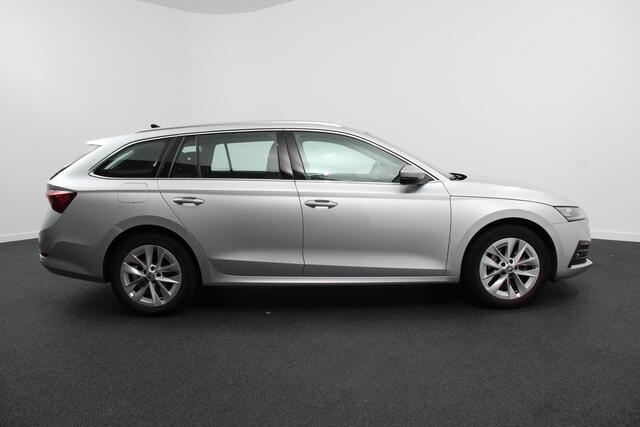 Skoda OCTAVIA Combi 1.5 e-TSI DSG Style Navigatie Climatic Control Parkeer Sensoren + Camera DAB Cruise control Lichtmetalen Velgen Keyless