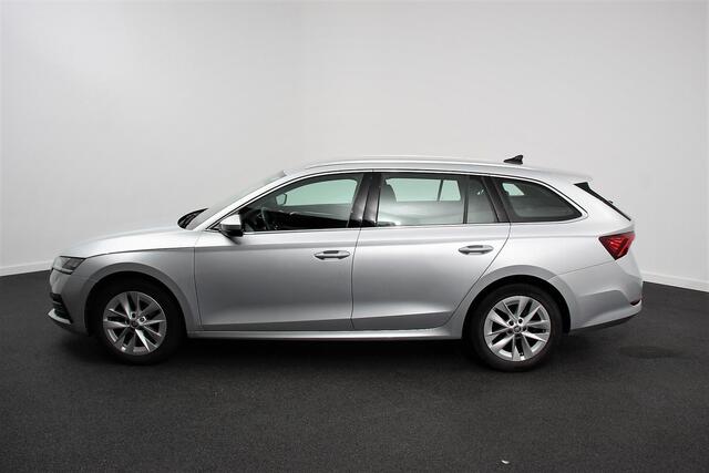 Skoda OCTAVIA Combi 1.5 e-TSI DSG Style Navigatie Climatic Control Parkeer Sensoren + Camera DAB Cruise control Lichtmetalen Velgen Keyless