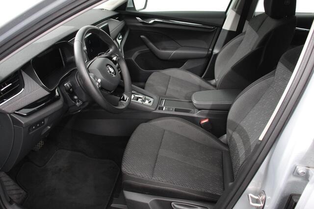 Skoda OCTAVIA Combi 1.5 e-TSI DSG Style Navigatie Climatic Control Parkeer Sensoren + Camera DAB Cruise control Lichtmetalen Velgen Keyless