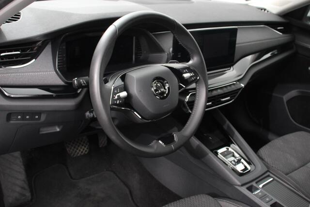 Skoda OCTAVIA Combi 1.5 e-TSI DSG Style Navigatie Climatic Control Parkeer Sensoren + Camera DAB Cruise control Lichtmetalen Velgen Keyless