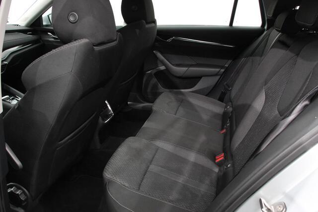 Skoda OCTAVIA Combi 1.5 e-TSI DSG Style Navigatie Climatic Control Parkeer Sensoren + Camera DAB Cruise control Lichtmetalen Velgen Keyless